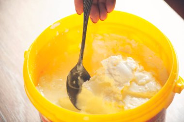 Kavunlu dondurma, ev yapımı. Meyve şerbeti kepçeleyen kadın.