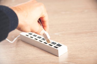 Tahta masa arkasında şarj aleti. elektronik aygıt