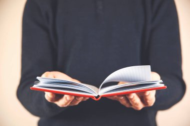 Bir iş adamının elinde açık bir defter..