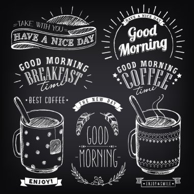 Kara tahta üzerinde vintage kahve etiket kümesi. Tipografik elemanları, vintage etiketleri, yazıtlar Günaydın