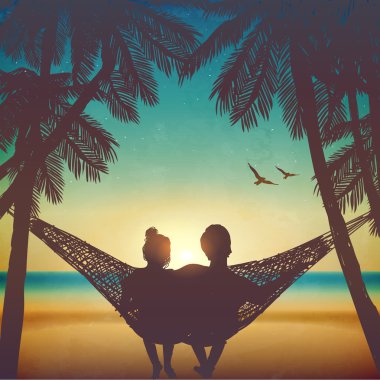 Hamak kumsalda, aşık çift. Arka planda beach tarzı