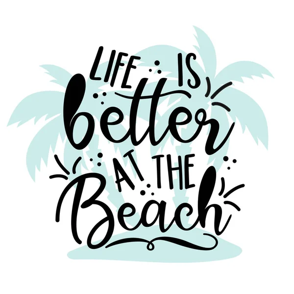 人生はビーチでより良いです 白い背景にヤシの木がある現代の書道 ポスター チラシ Tシャツ カード 招待状 ステッカー バナーに適しています — ストックベクタ