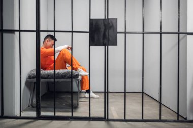 Yüzünde dövmeleri olan Asyalı bir suçlu hücresinde suçundan pişmanlık duyuyor. Hapisteki bir mahkumun depresyonu.