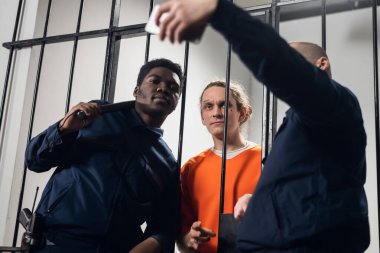 Hapishane ile ilgili bir filmin setindeki aktörler parmaklıkların arkasındaki hücrede komik bir selfie çekiyorlar..