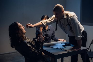 Kötü bir polis, bir avukatın önünde bir şüpheliyi silahla tehdit etti..