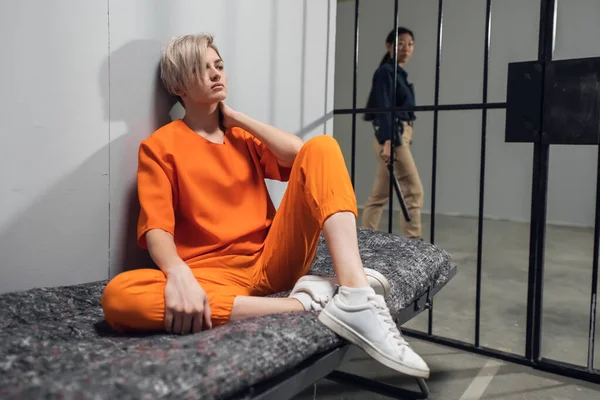 Молода красива блондинка у в'язниці загального режиму сидить в одиночній камері — стокове фото