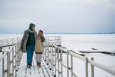 Koca, karısı için kışın bir çıkış tarihi ayarlamış. Nehir rıhtımında, karda, birbirlerinden hoşlanıyorlar.
