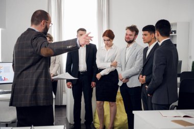 Çalışma odasındaki genç iş adamları için planlama oturumu. Yeni bir girişimin tartışılması ve iş tanıtımı fikirleri.