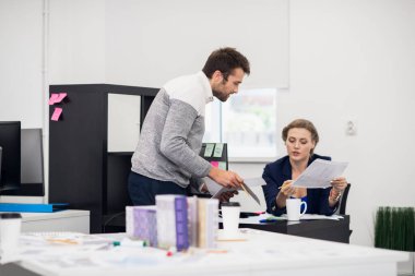 Yaratıcı ekip parlak bir ofiste çalışıyor, beyin fırtınası yapıyorlar.