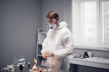 Laboratuvarda yeni bir madde üzerinde çalışan bir klinisyen.