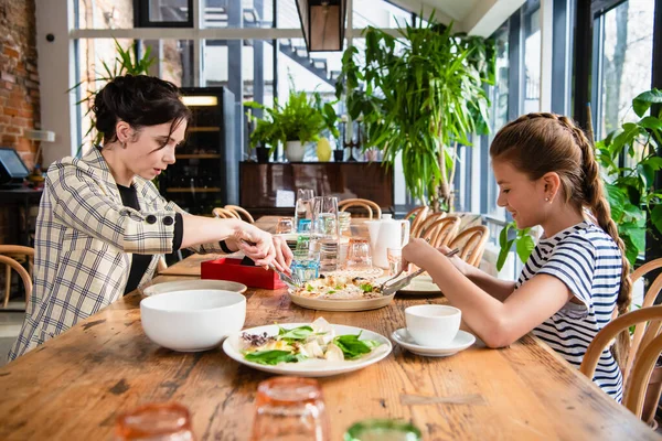 Mère et fille s'enjoignant dans un café — Photo