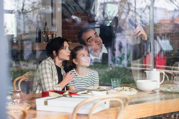 Selfie time Une famille de trois personnes prend un selfie à la table de la cuisine — Photo