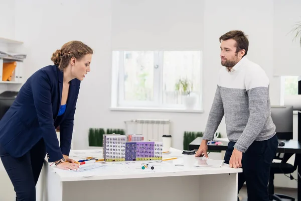 Dos jóvenes arquitectos en la oficina discutiendo negocios. Proceso de trabajo — Foto de Stock