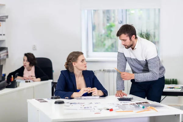 Trabalhadores de escritório em um espaço aberto, fazendo coisas diferentes, colegas conversando, discutindo projetos, trabalhando em PCs, fazendo alguma papelada. Conceito de co-trabalho — Fotografia de Stock