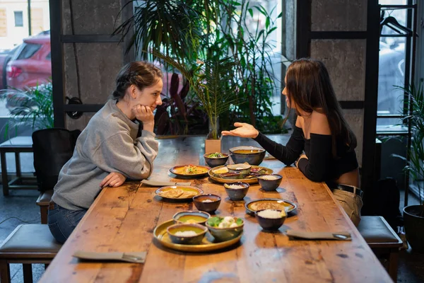 Deux copines assises et prenant quelques collations dans un café — Photo