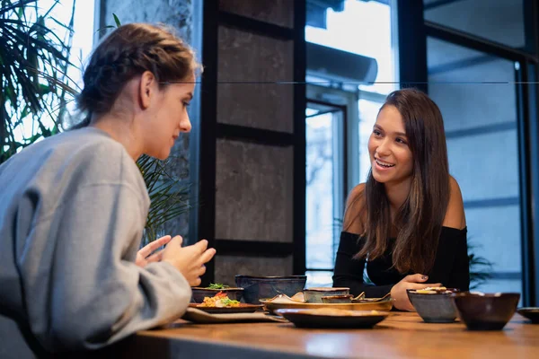 Deux filles heureuses de manger et de s'amuser tout en communiquant dans un c — Photo