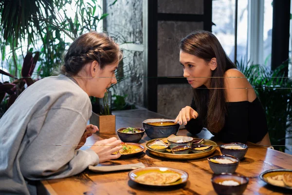 Deux lycéennes en train de parler dans un café — Photo