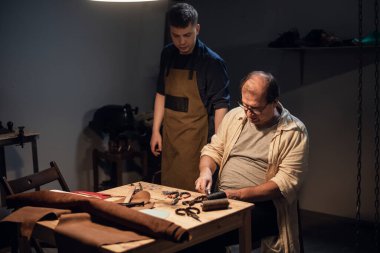Baba-ayakkabı üreticisi, aile mesleğinde bir varis hazırlıyor. Kendi evindeki atölyede elle ayakkabı üretimi..