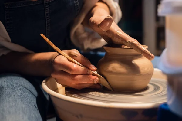 Lección en la escuela de cerámica, esculpir una olla, plan de cierre. — Foto de Stock