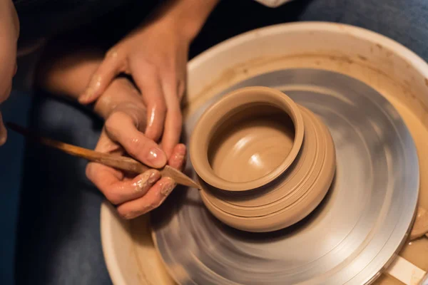 Lesson in the school of pottery, sculpt a pot, close plan. — Stock Photo, Image