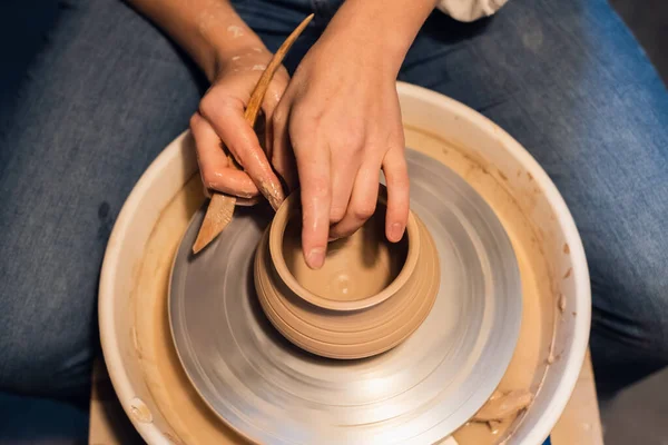 Close-up of the hands of a potter when sculpting a vase from clay on a potters wheel in the workshop. — Stock Photo, Image