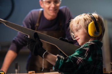 Baba bir marangoz oğlu için ahşap bir silah oydu ve çocuk hediyeyle mutlu oldu..