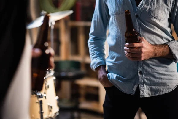 Garajdaki bir provadan sonra bir müzisyenin elinde bir bira şişesi hazırlıyor.. — Stok fotoğraf
