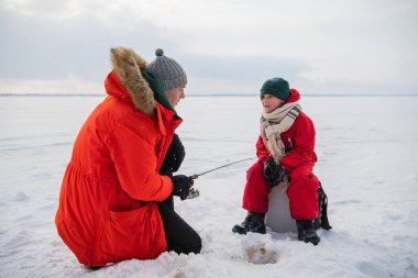 Genç bir baba oğluna köydeki bir gölün buzunda kış balıkçılığının temel kurallarını öğretir.