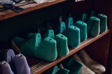 Ayakkabı için renkli kurusıkı ayakkabılar ayakkabı üretim stüdyosundaki dolapta.