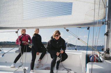 Genç bir adam ve iki güzel kız gölde bir haftasonu gezisi için beyaz bir yatla rıhtımdan yola çıktılar.