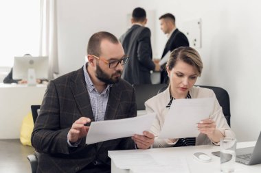 Tecrübeli bir kıdemli yönetici çalışmalarının nüanslarını yeni bir çalışana açıklar. İpuçları, ipuçları ve eğitim