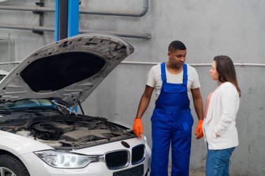 Atölye çalışanı ve müşteri denetleme otomobili