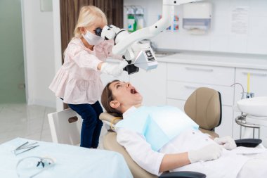 Küçük doktor konsepti. Küçük hastasıyla oynayan bir pediatrik diş uzmanı. Doktor konsepti oynayan çocuk