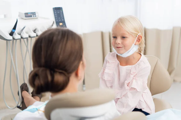 Niña en el chequeo de dentistas — Foto de Stock