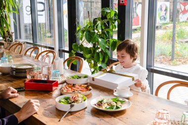 Bir çocuk akşam yemeğinde güzel bir hediye alır.
