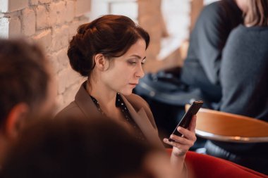 Sakin iş kadını akıllı telefondan mesajlarını kontrol ediyor..