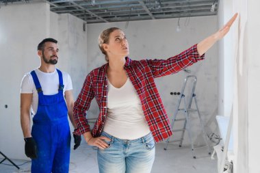 Kadın, mimarın daireyi yenileme şeklinden hayal kırıklığına uğradı.