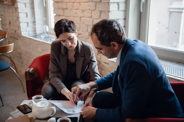 Бизнесмен и предпринимательница встретились в кафе — стоковое фото
