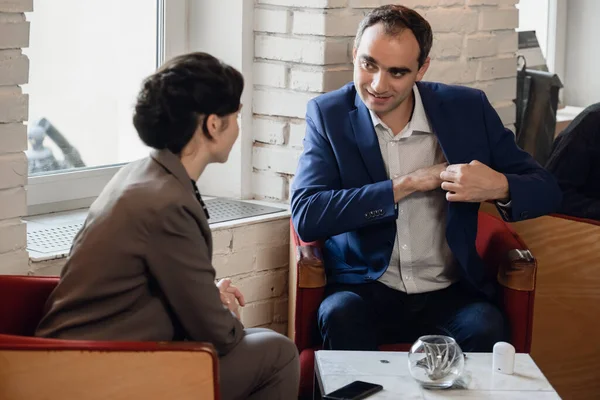 Dwoje ludzi omawiających kwestie biznesowe w nieformalnym otoczeniu — Zdjęcie stockowe