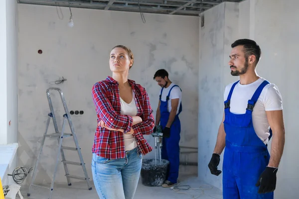 Müşteri ustabaşının daireyi yenileme şeklinden hayal kırıklığına uğradı.