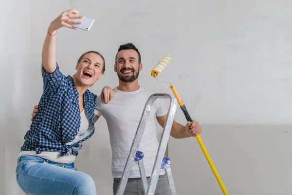 Girl takes a selfie with her boyfriend during renovation — Stock Photo, Image