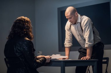 Genç bir dedektif bir suçluyla röportaj yapıyor.