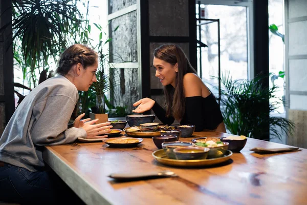 Deux jolies lycéennes bavardant dans un café — Photo