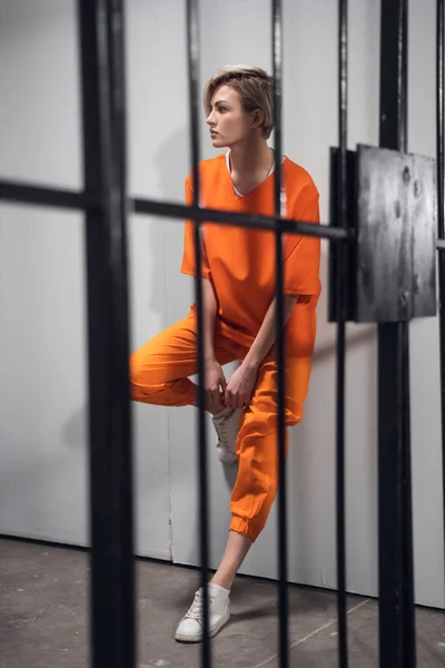 Joven hermosa rubia está cumpliendo condena con una prisión de mujeres en aislamiento — Foto de Stock