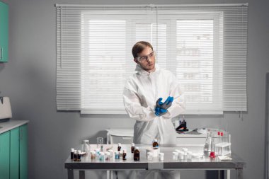 Laboratuvarda çalışan genç bir kimyager, bazı testler yapıyor.