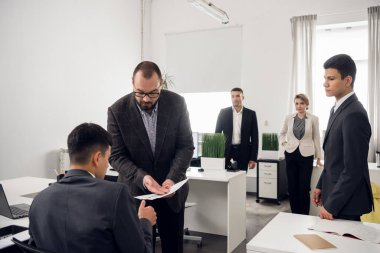 Patron, çevrimiçi mağazadaki satış planını yerine getirmediği için astlarını azarlıyor..