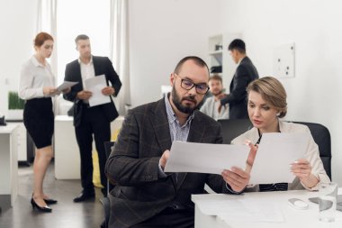 Masadaki bir finans şirketinin müşterisiyle anlaşma yapmak için iletişim. Satış Müdürü ve alıcısı.