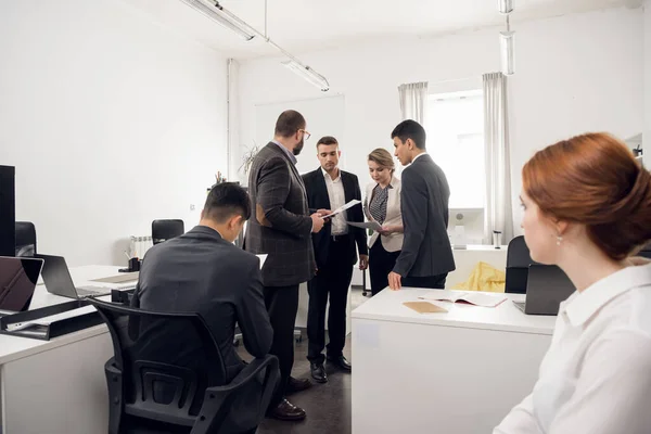 Reunión y lluvia de ideas de colegas de negocios en la oficina. Estrategia para aumentar el plan de ventas y lanzar una nueva startup. — Foto de Stock