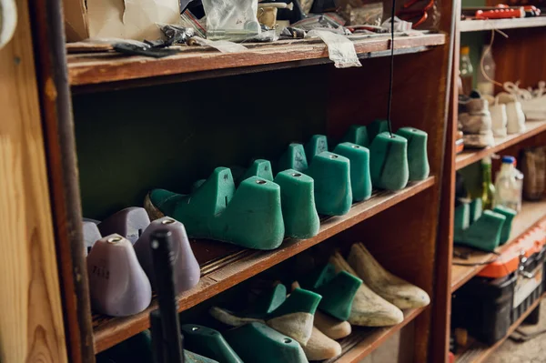 En la zapatería en el estante hay muchos espacios en blanco para diferentes zapatos — Foto de Stock