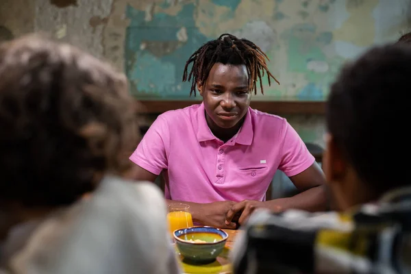 Портрет афро-американського хлопчика, який розмовляє зі своїми друзями — стокове фото